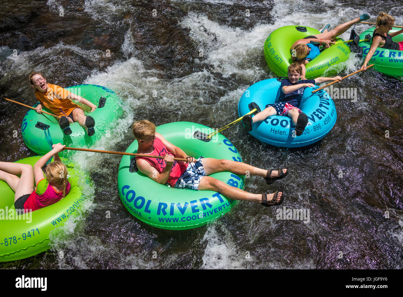 Schlauch am Chattahoochee River in Helen, Georgia. Stockfoto