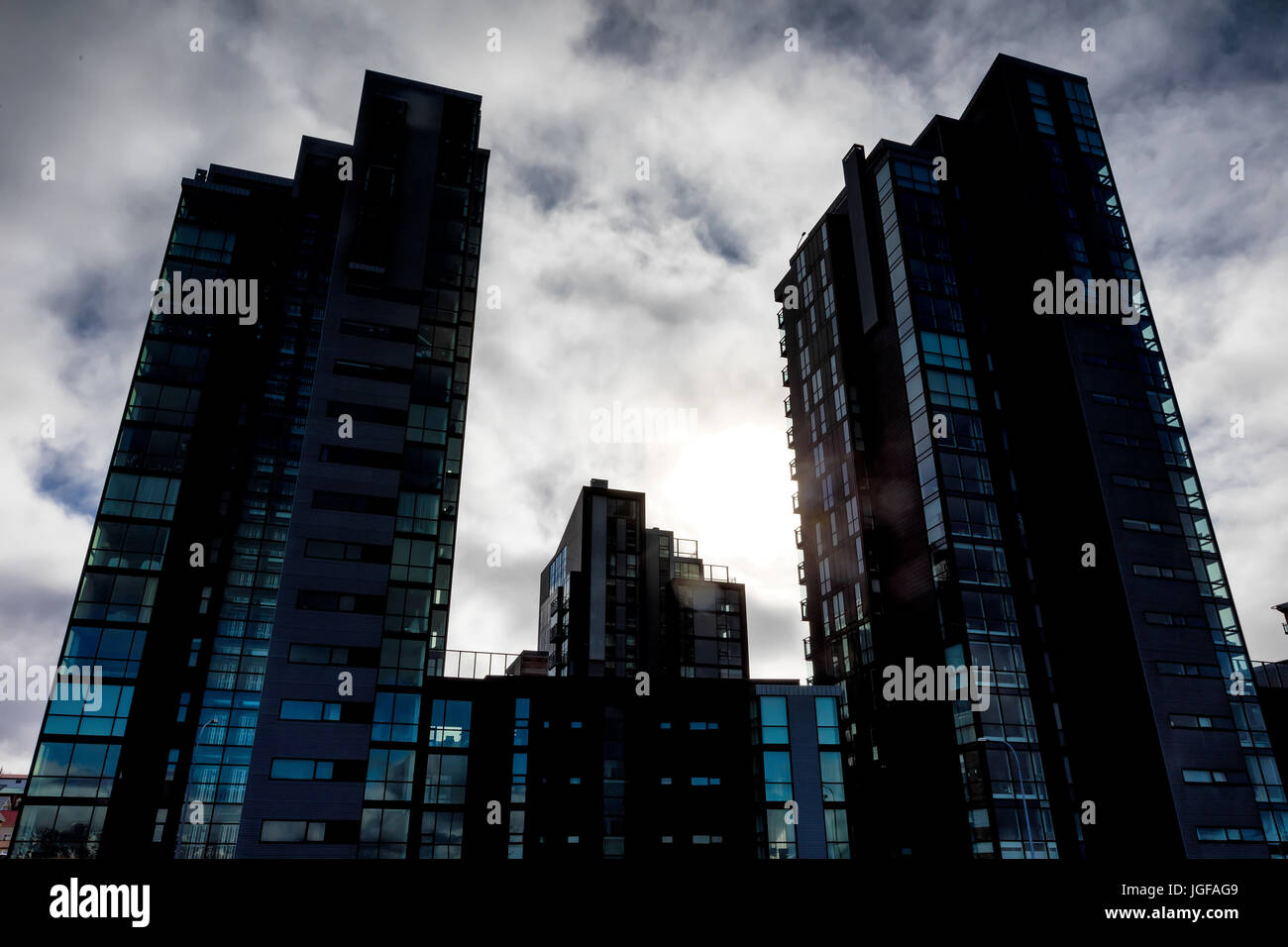 Reykjavik, Island - 1. April 2017: Moderne Gebäude kurz vor Sturm mit dramatische Wolken in Reykjavik Hauptstadt Island Stockfoto