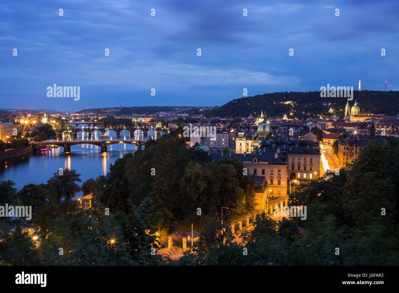 Beleuchteten Brücken über den Fluss Vltava und Gebäude in der Mala Strana Viertel (Kleinseite) in Prag, Tschechische Republik, leicht von oben gesehen in der Abenddämmerung. Stockfoto