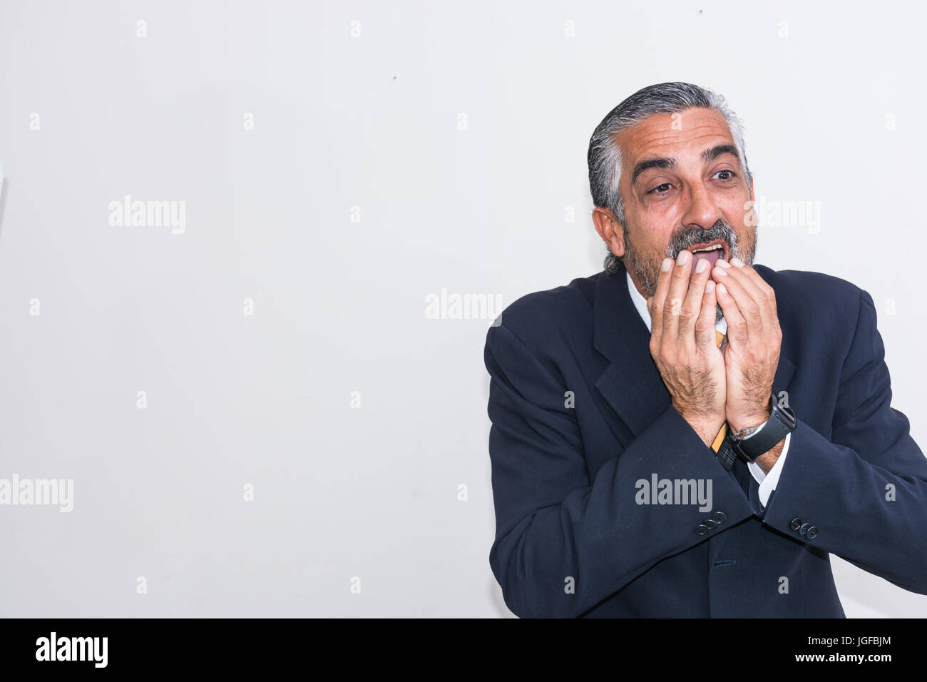 Erwachsene Mann, ausgereifte, in Anzügen. bärtig, bunt, denkt er, tief in Gedanken, Mimik, Gesichter machen. Stockfoto