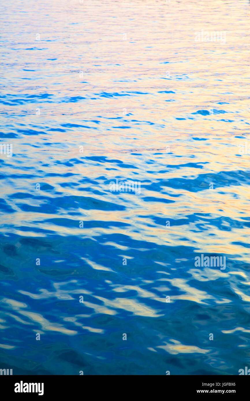 Wasseroberfläche des Meeres bei Sonnenuntergang - bunte abstrakten Hintergrund Stockfoto