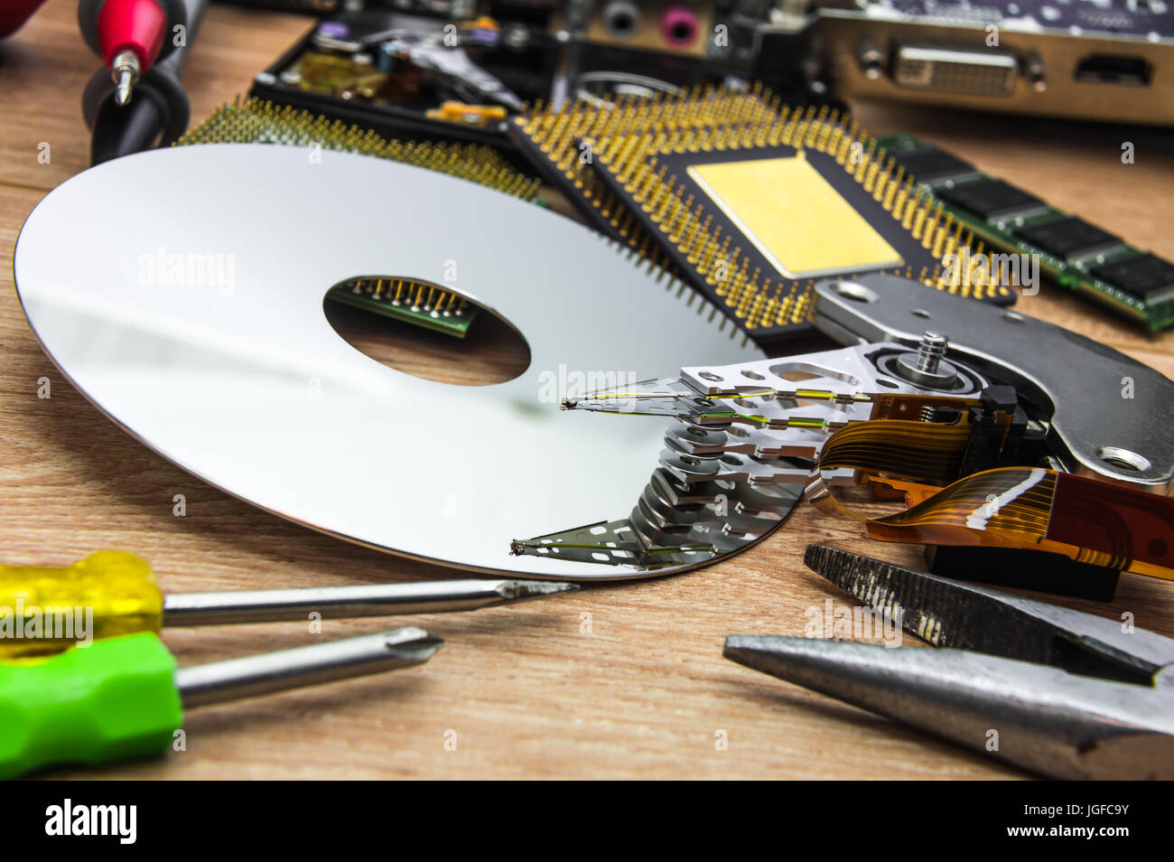 Platte, Stellarm und Achse mit Aktor zerlegt HDD mit Werkzeugen in PC-service Stockfoto