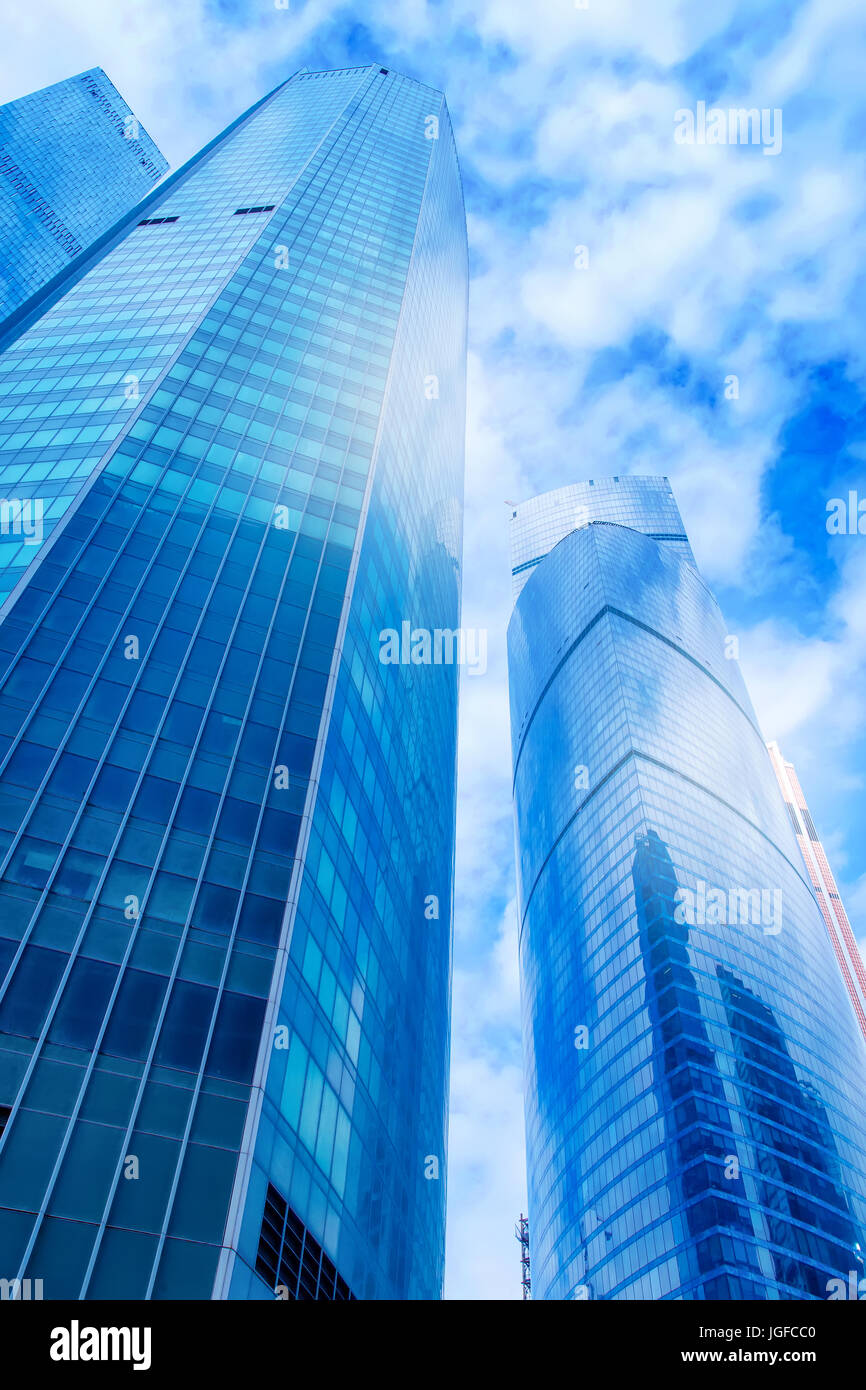 Moderne Bürogebäude. Niedrigen Winkel Schuss moderne gläserne Wolkenkratzer gegen den Himmel, Moskau, Russland. Blau getönten Bild Stockfoto