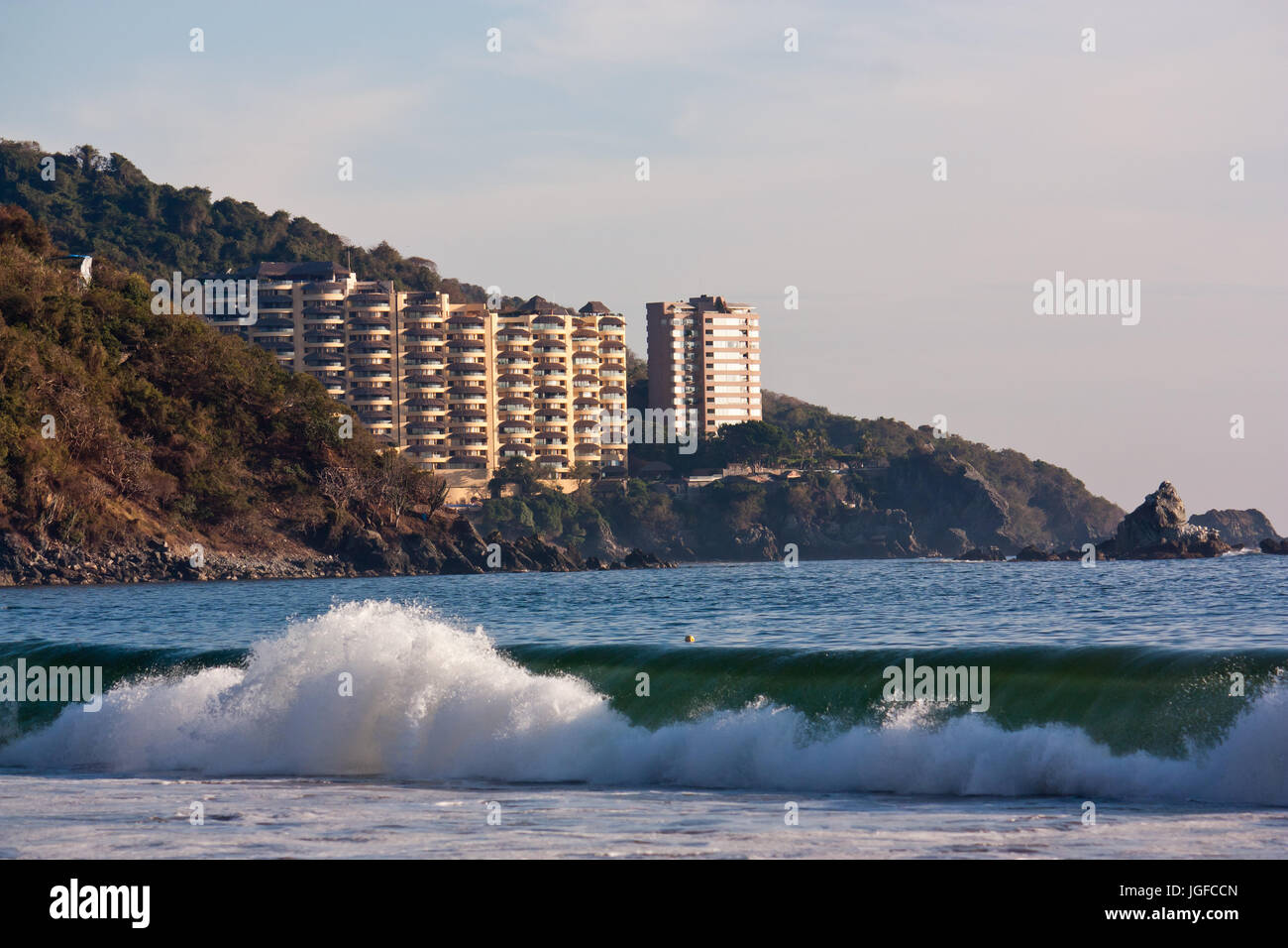 Ixtapa/Zihuatanejo Mexiko Hotels und große Welle Stockfoto