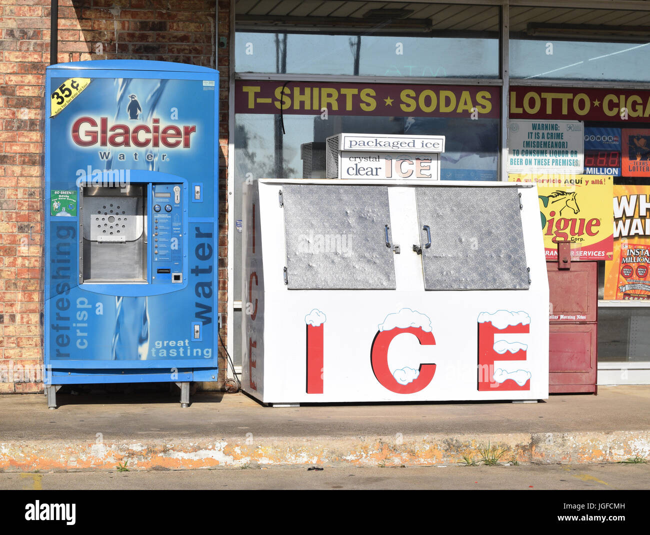 Wasser, vending Maschine und Eis für den Verkauf außerhalb ein Convenience-store Stockfoto