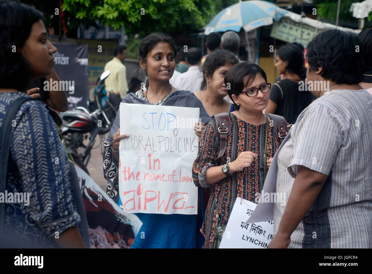 Kolkata, Indien. 6. Juli 2017. Mitglied der All India Progressive Women Association und anderen Sozialaktivisten Plakat zu halten und schreien Slogan zum protest gegen Mob lynchen und moralische Polizeiarbeit am 6. Juli 2017 in Kalkutta. Bildnachweis: Saikat Paul/Pacific Press/Alamy Live-Nachrichten Stockfoto