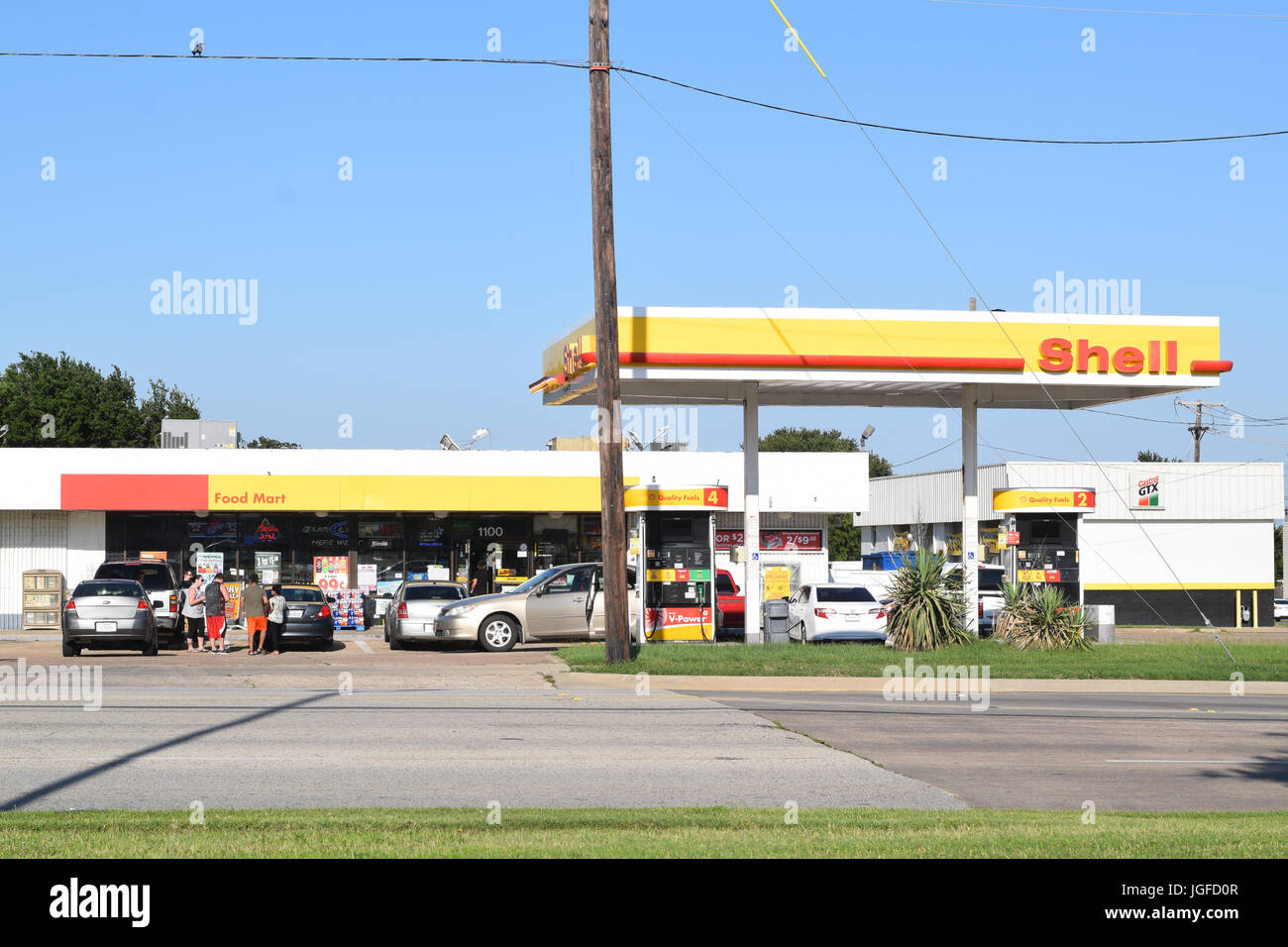 Kunden, die Pumpen Gas an einer Shell-Tankstelle (Benzin) Station in Amerika (Vereinigte Staaten) Stockfoto