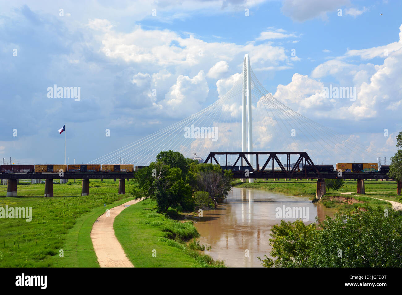 Sturmwolken sammeln über Margaret Hunt-Hill und Union Pacific RR Brücken über den Trinity River, südlich und westlich der Innenstadt von Dallas Stockfoto