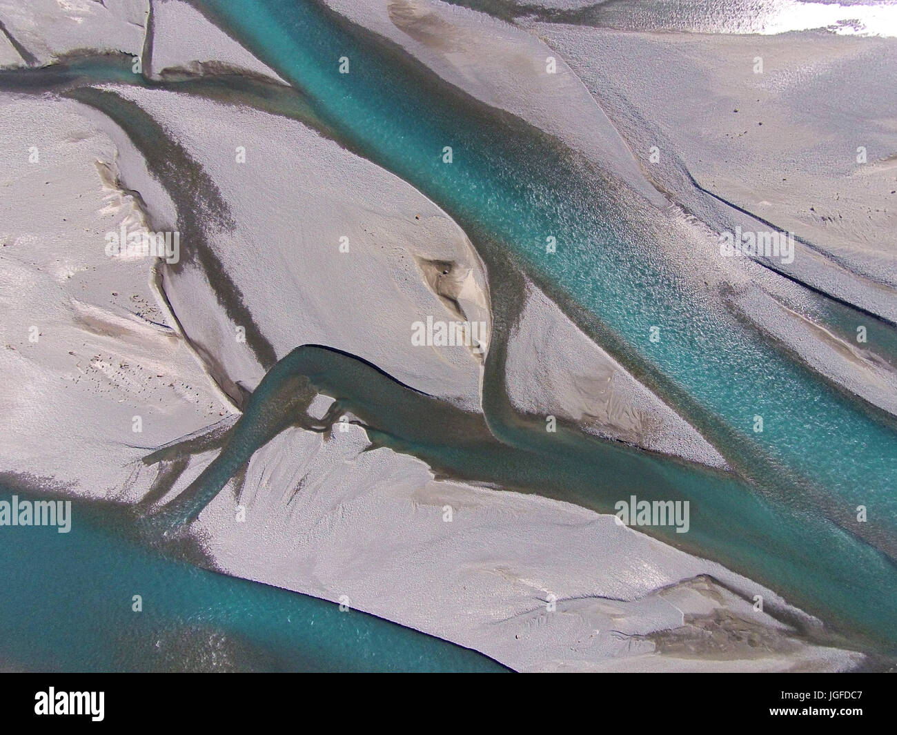 Geflochtene Ströme der Rakaia River, Canterbury, Südinsel, Neuseeland - Drohne Antenne Stockfoto