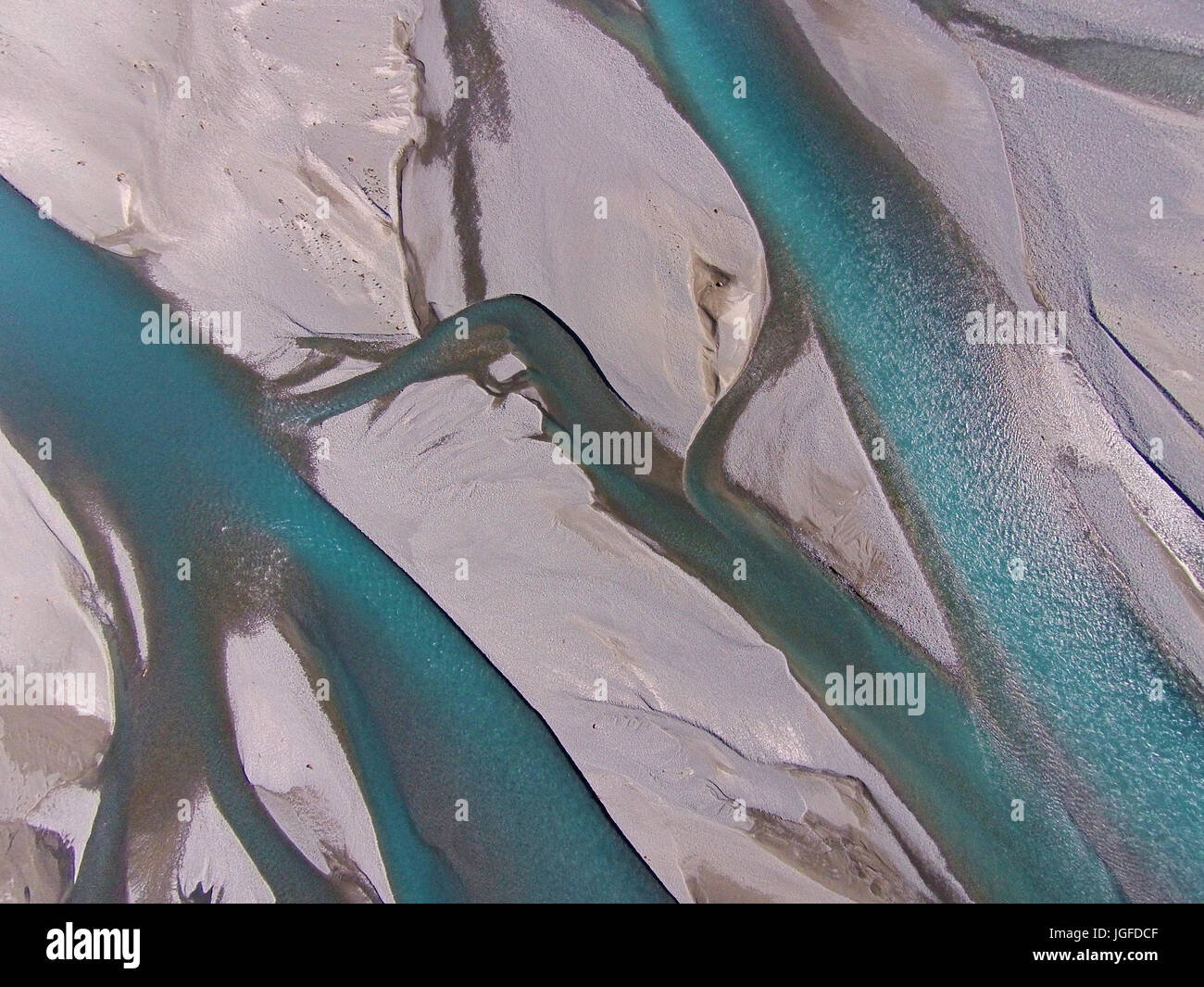 Geflochtene Ströme der Rakaia River, Canterbury, Südinsel, Neuseeland - Drohne Antenne Stockfoto