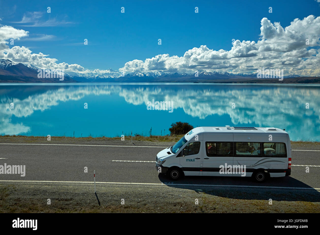 Wohnmobil auf den State Highway 8 und Aoraki / Mount Cook spiegelt sich in Lake Pukaki, Mackenzie Country, Canterbury, Südinsel, Neuseeland Stockfoto