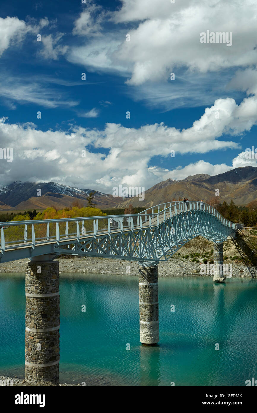 Touristen auf Fußgängerbrücke über Lake Tekapo Steckdose zur Kirche des guten Hirten, Mackenzie Country, Canterbury, Südinsel, Neuseeland Stockfoto