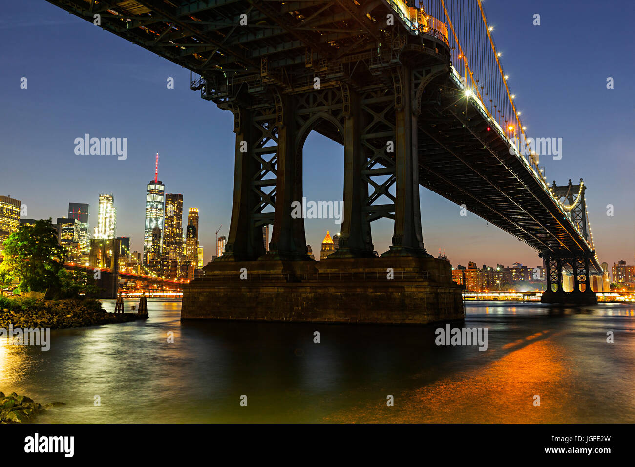 Manhattan Bridge bei Nacht von Brooklyn DUMBO, New York City genommen Stockfoto
