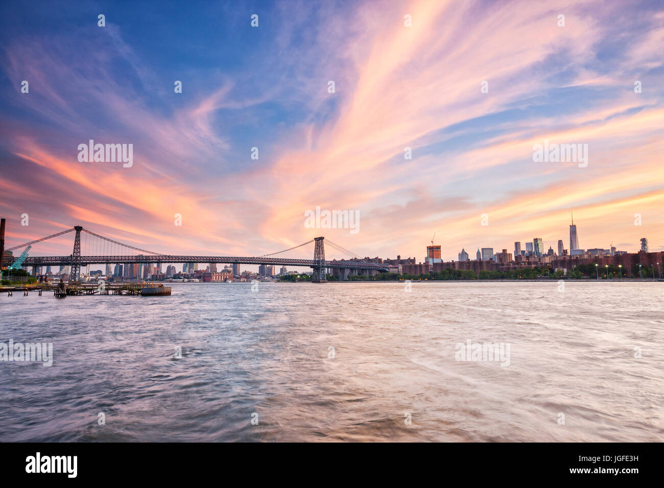 New York Sonnenuntergang am East River und die Williamsburg Bridge auf der Rückseite Stockfoto