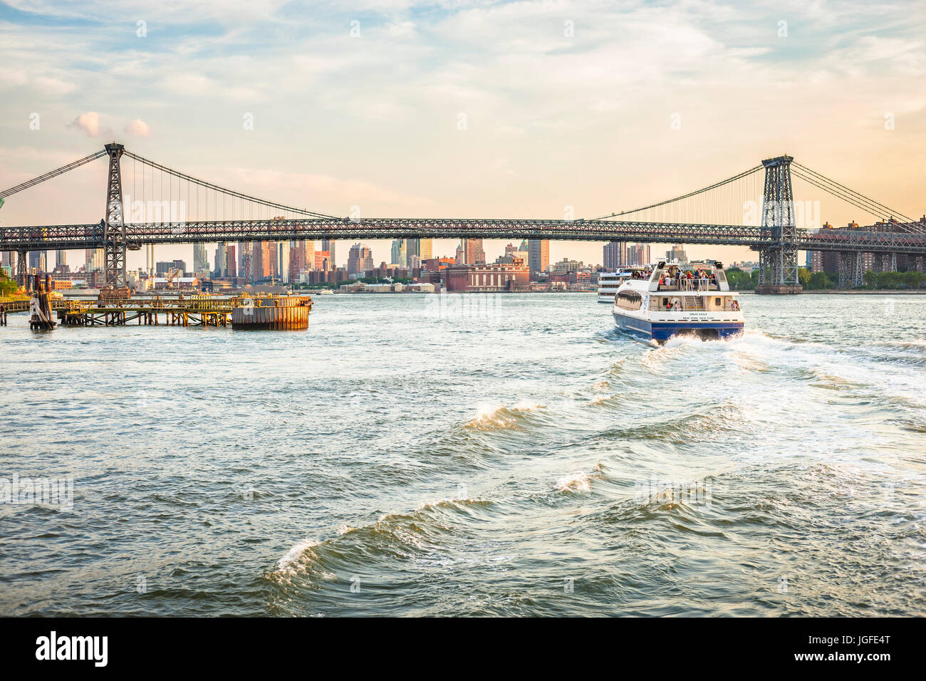 New York, Williamsburg Bridge. Die Fähre fährt auf dem East River. Stockfoto