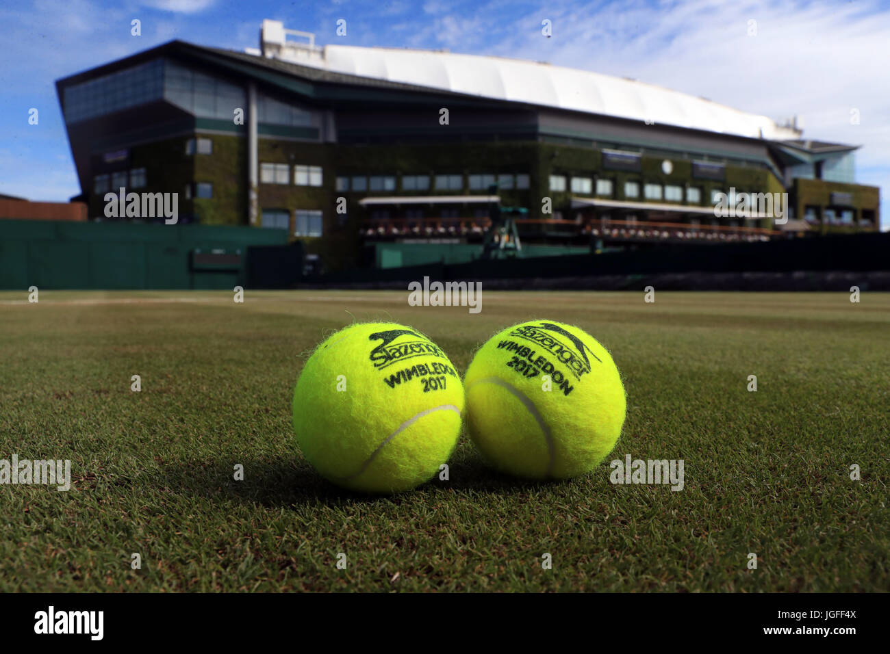 Wimbledon Tennisbälle auf einem Außenplatz am fünften Tag der Wimbledon Championships im All England Lawn Tennis and Croquet Club, Wimbledon. Stockfoto