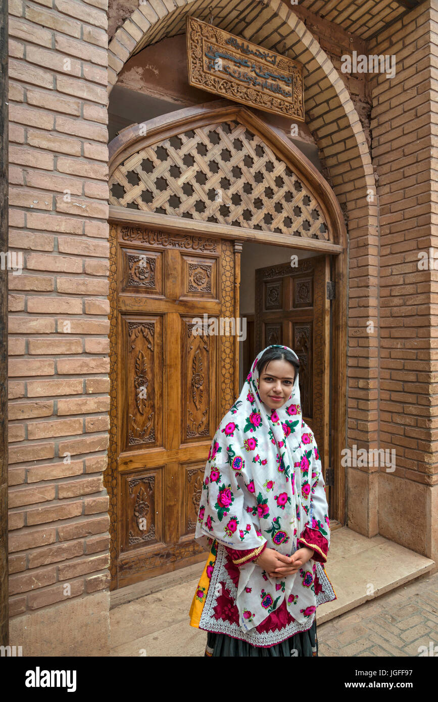 Traditionell gekleidete junge Mädchen in der Nähe von Abyāneh Moschee, Iran Stockfoto