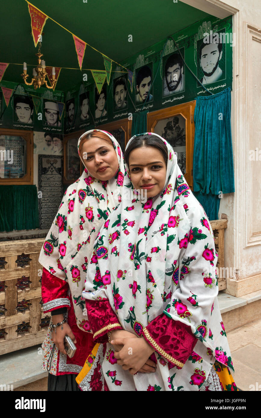 Traditionell gekleidete junge Mädchen in der Nähe von Abyāneh Moschee, Iran Stockfoto