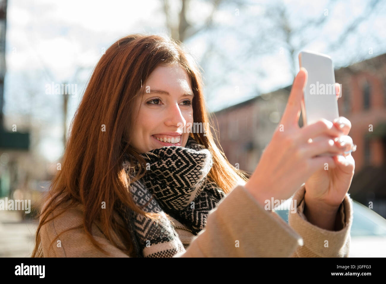 Kaukasische Frau posiert für Handy Selfie Kopftuch tragen Stockfoto
