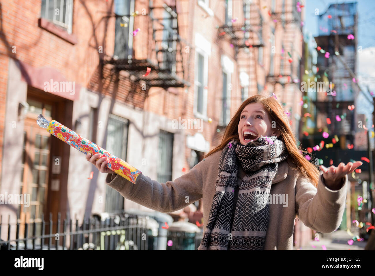 Konfetti fällt auf kaukasischen Frau Kopftuch tragen Stockfoto