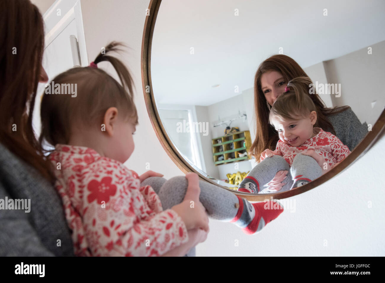 Warum Darf Man Babys Nicht Im Spiegel Zeigen Menschen spiegelbild -Fotos und -Bildmaterial in hoher Auflösung – Alamy
