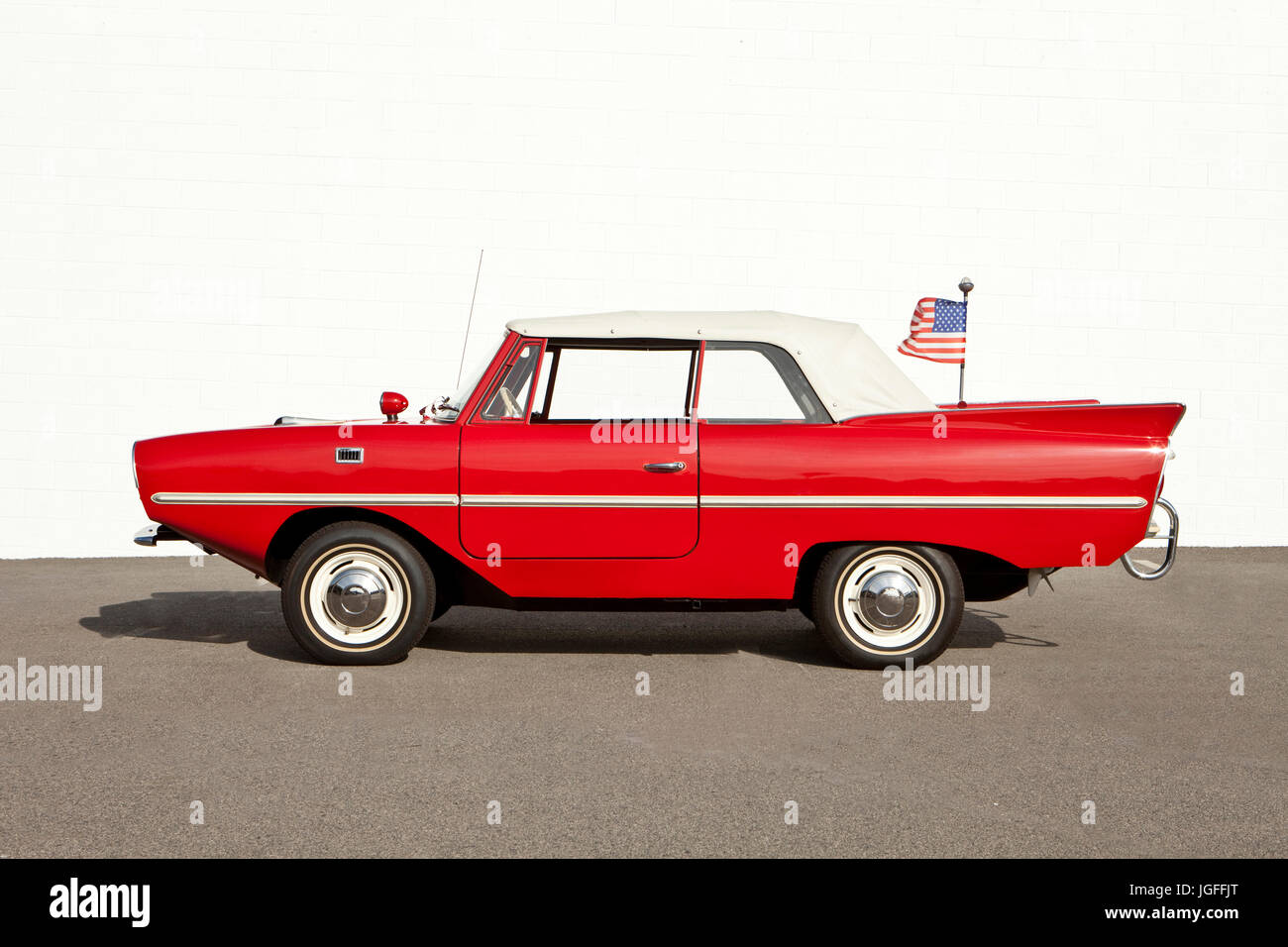 Roten Cabrio Oldtimer mit amerikanischen Flagge Stockfoto