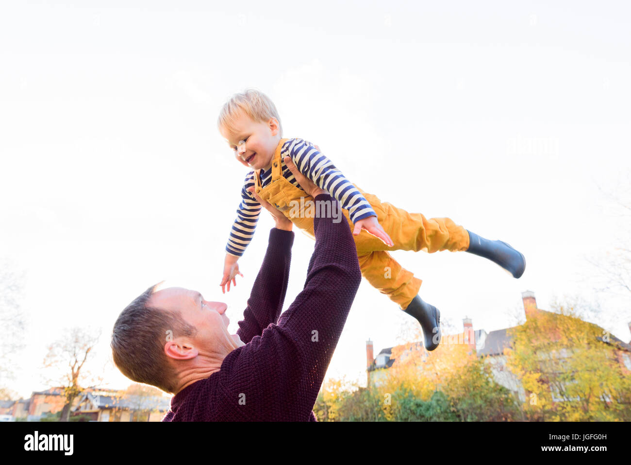 Anhebende kaukasischen Vater Sohn Stockfoto