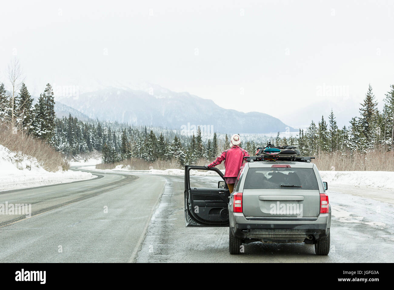 Kaukasische Frau im Auto im Winter Panorama zu bewundern Stockfoto