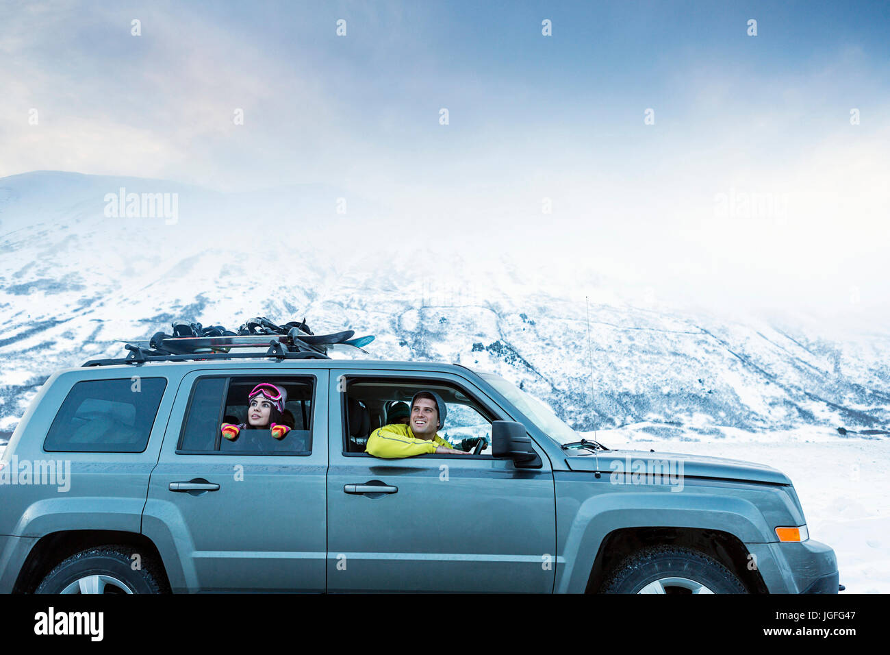 Genießen malerische Aussicht vom Auto im Winter Freunde Stockfoto