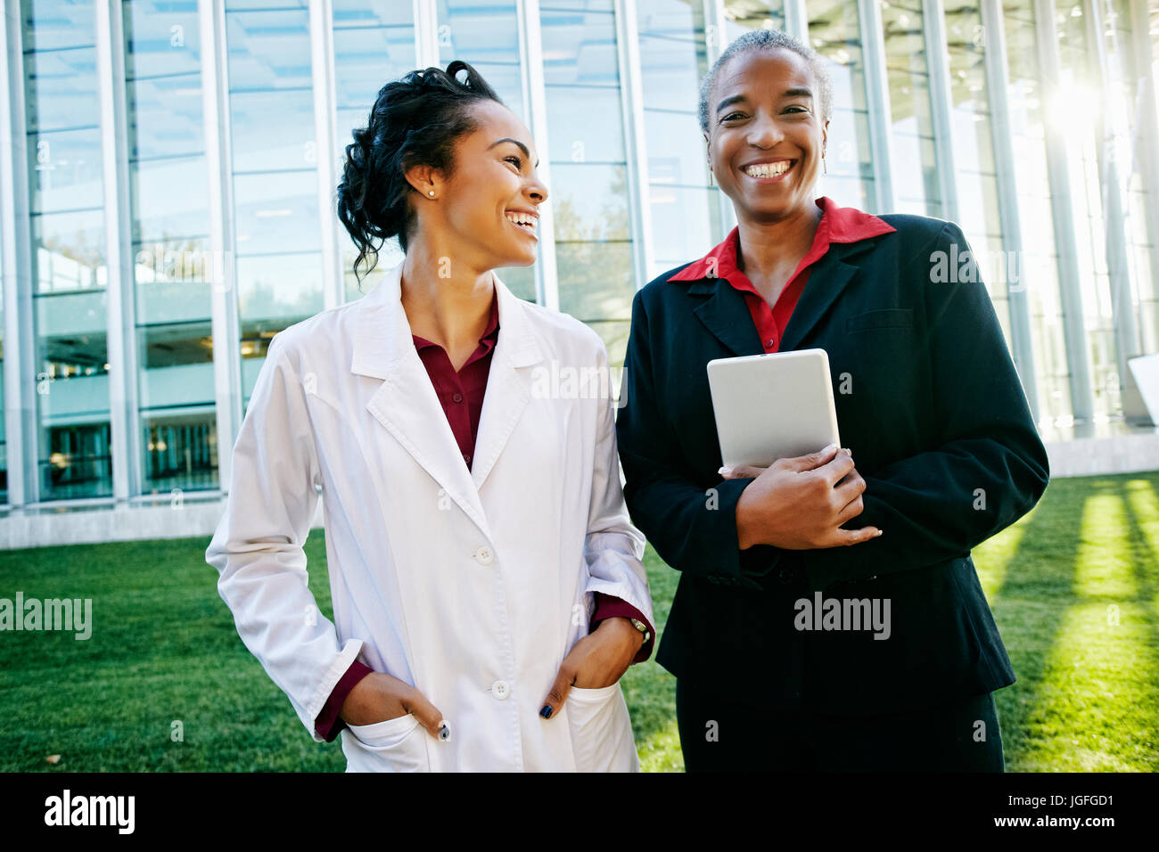 Arzt und Administrator Lachen im Freien im Krankenhaus Stockfoto