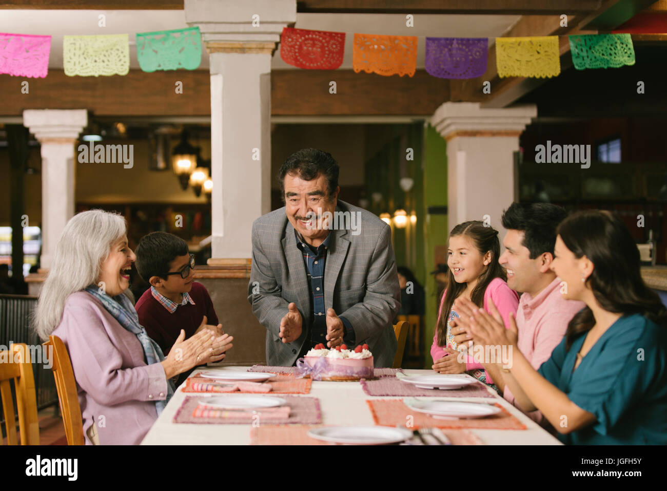 Familie feiern Geburtstag der ältere Mann im restaurant Stockfoto