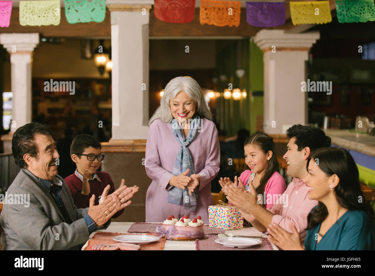 Familie feiern Geburtstag der älteren Frau im restaurant Stockfoto