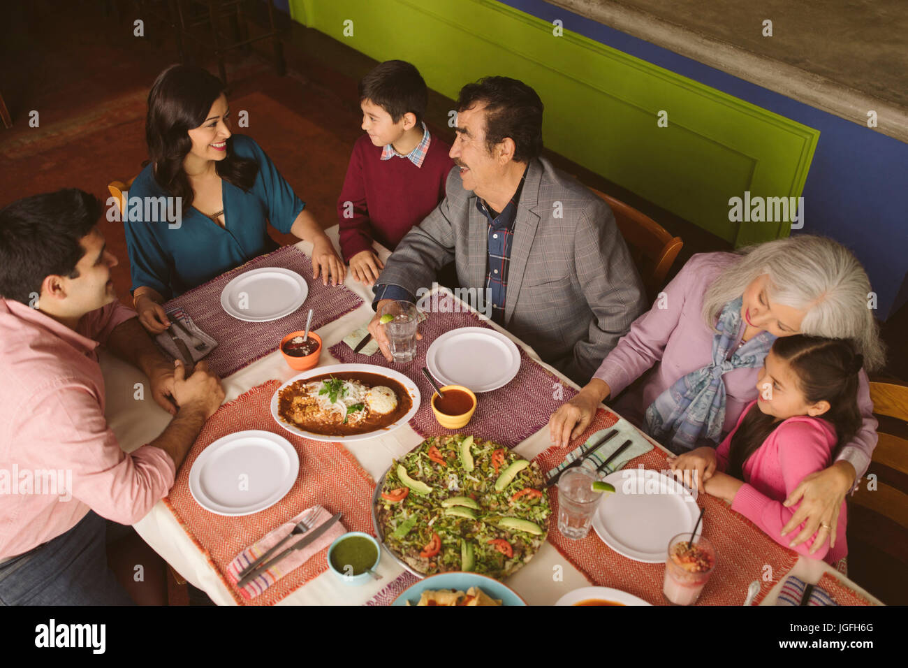 Erhöhte Ansicht der Familie Abendessen im Restaurant genießen Stockfoto