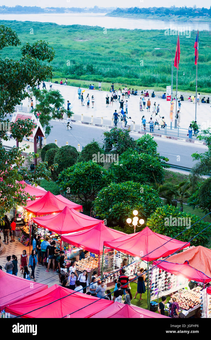 Luftaufnahme der Nachtmarkt und Mekong River Bank, Fa Ngoum Road, Vientiane, Laos Stockfoto