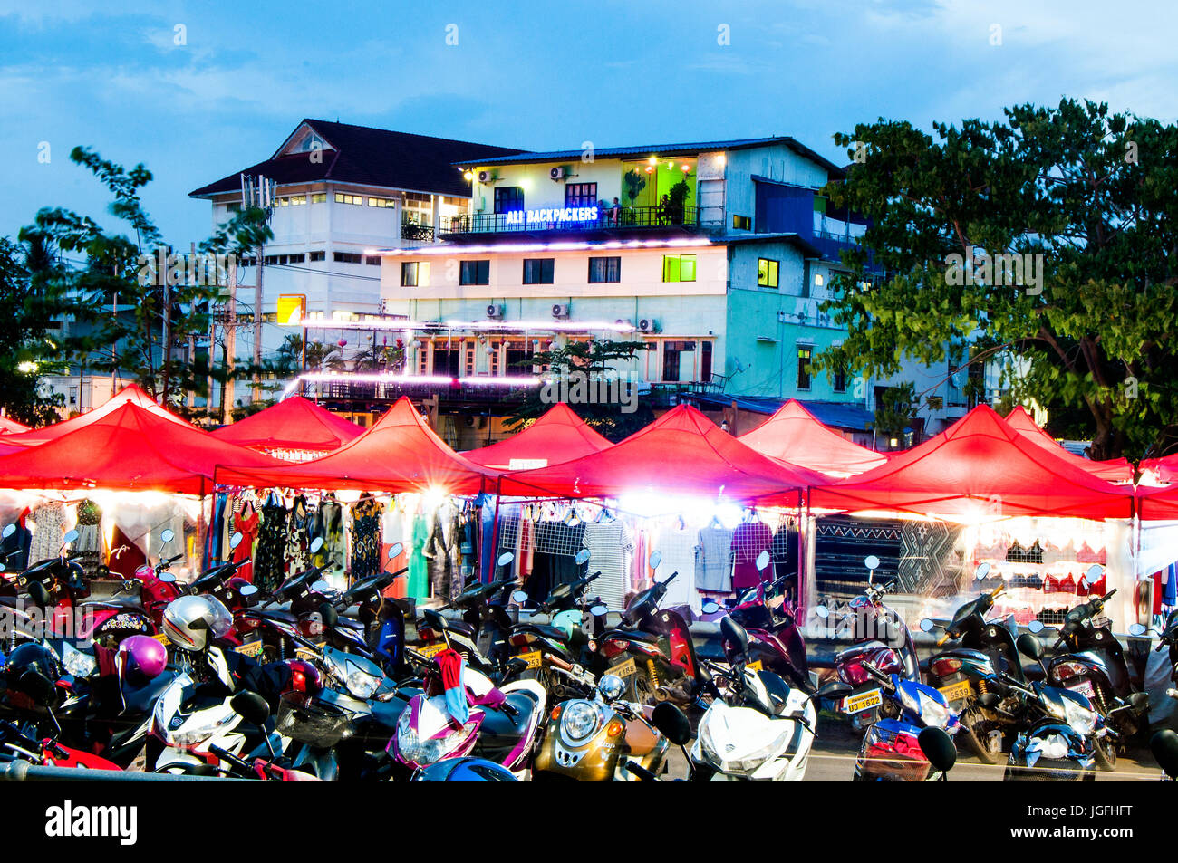 Nacht-Markt-Szene mit geparkten Motorräder, Fa Ngoum Road, Vientiane, Laos Stockfoto