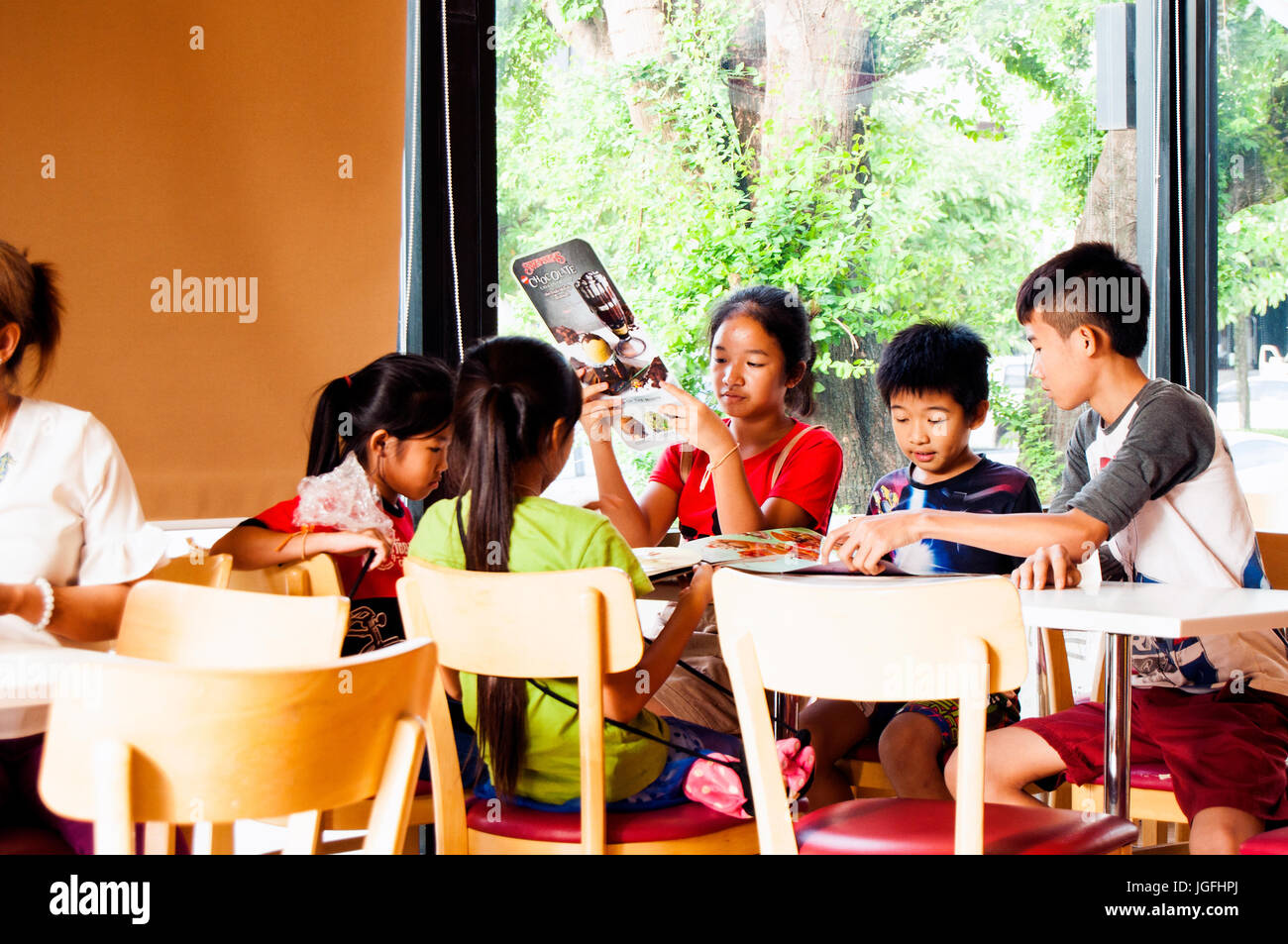Kinder in Swensons Eis Salon, Vientiane, Laos Stockfoto