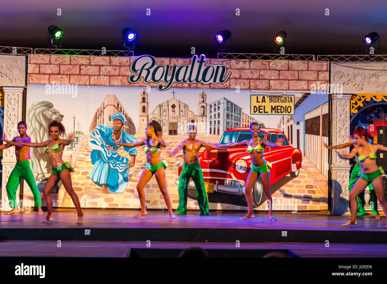 Kubanischer Tanz Im 4/4 Takt Kubanische tänzer -Fotos und -Bildmaterial in hoher Auflösung – Alamy