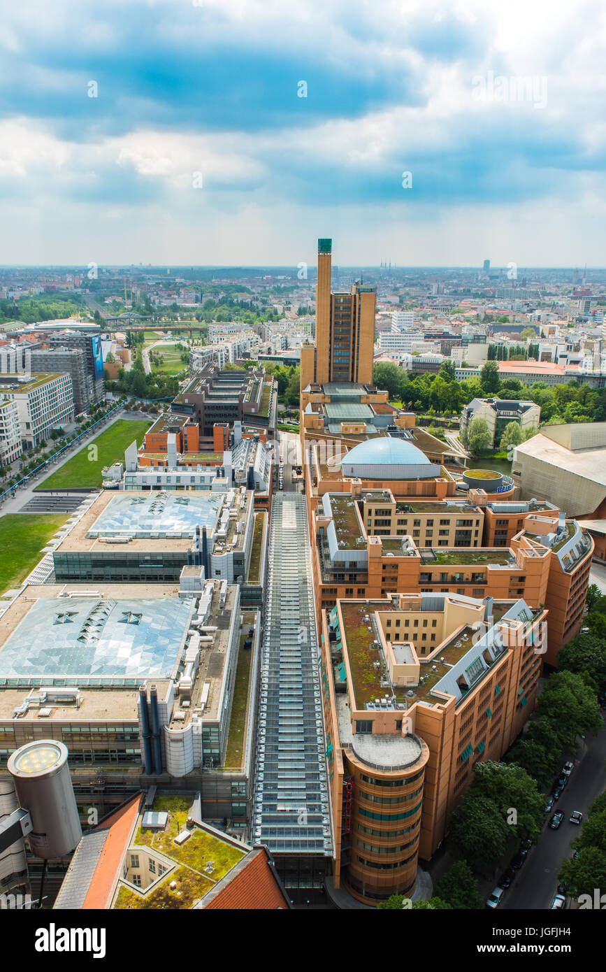 Berlin Citiy Ansicht dünn bewölktem Himmel Stockfoto