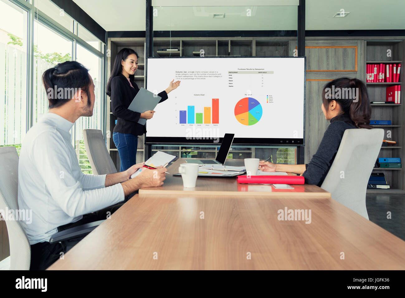 Asiengeschäft anwesenden Frauen verkaufen Graph im meeting-Raum im Büro. Geschäftskonzept vorhanden und treffen. Stockfoto