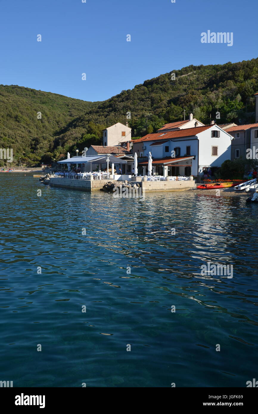 Valun, Kroatien - 18. Juni 2017 - Stadt von Valun mit Booten und blauer Himmel Stockfoto