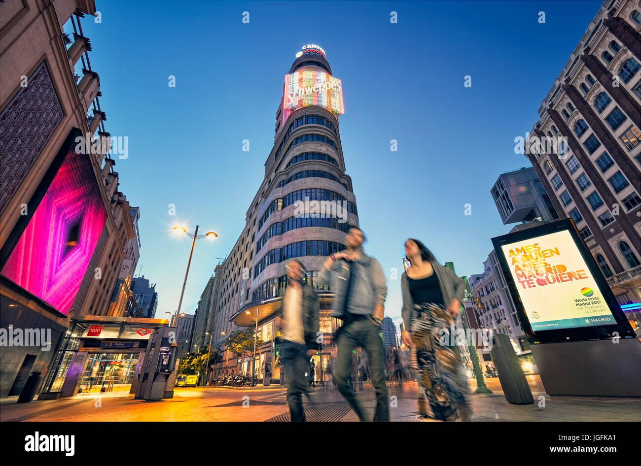 Callao Square und Gran Via Street in der Dämmerung. Madrid, Spanien. Stockfoto