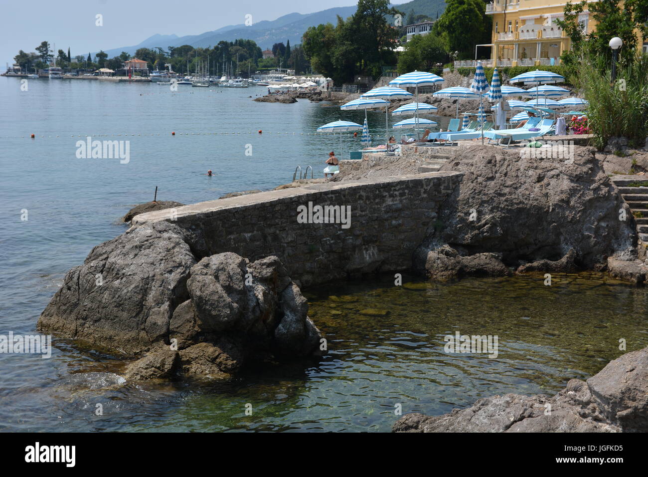 Opatija, Kroatien - 13. Juni 2017 - Sonnenbaden und Schwimmen von Lungomare Promenade in der Nähe von Opatija Stockfoto