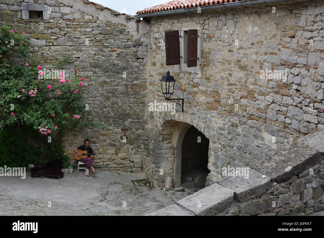 Hum, Kroatien - 14. Juni 2017 - kleinste Stadt der Welt Hum in Kroatien mit Touristen Stockfoto