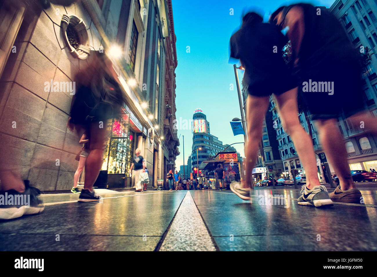 Gran Via Straße in der Dämmerung. Madrid, Spanien. Stockfoto