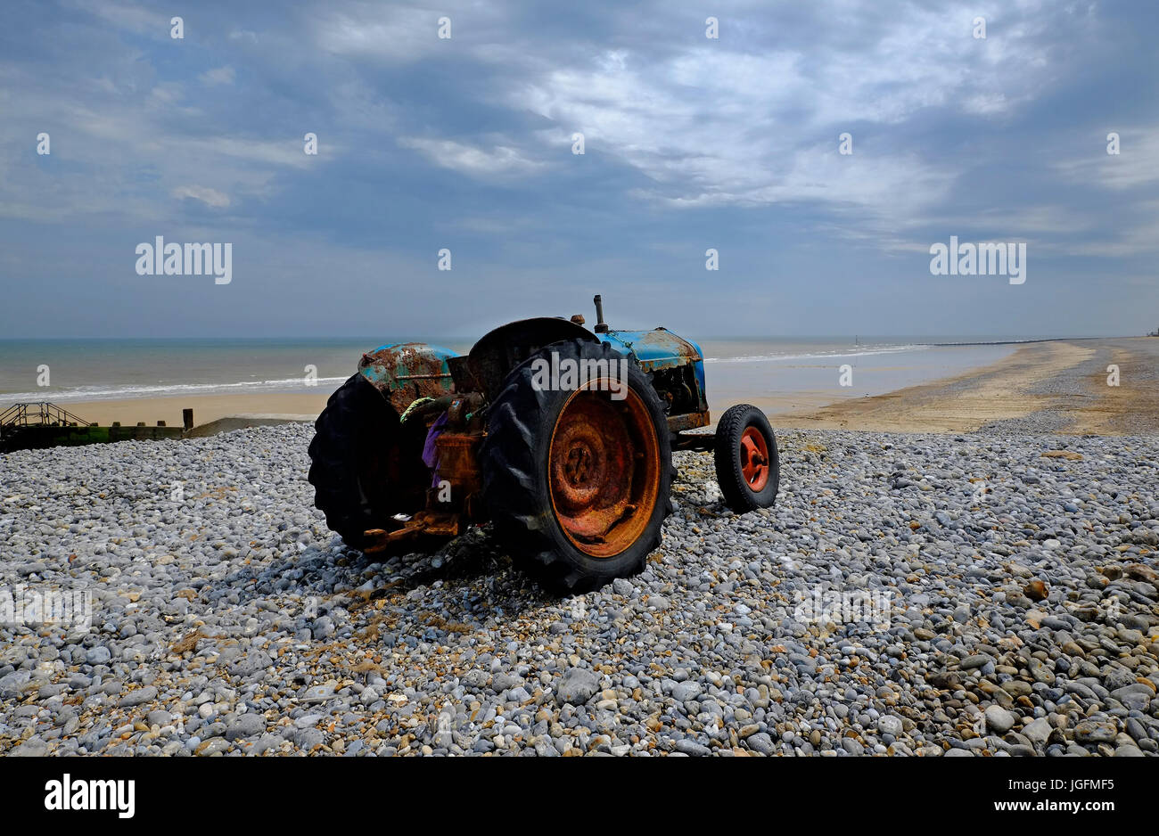 alten Traktor am Kiesstrand, Cromer, North Norfolk, england Stockfoto