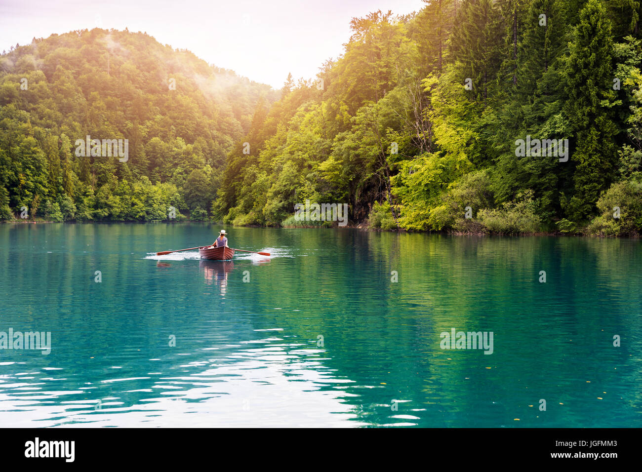 Reiten Sie in einem Ruderboot in Plitvice Lakes national park Stockfoto