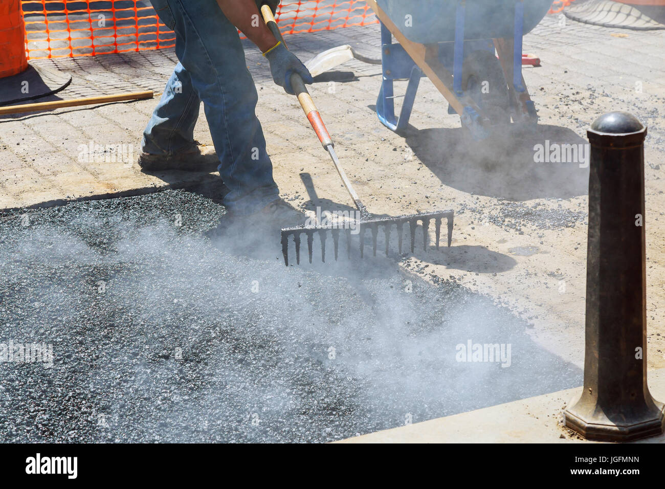Bauarbeiter während Asphaltierung Straßenarbeiten Overalls tragen. Manuelle Arbeit auf der Baustelle. Stockfoto