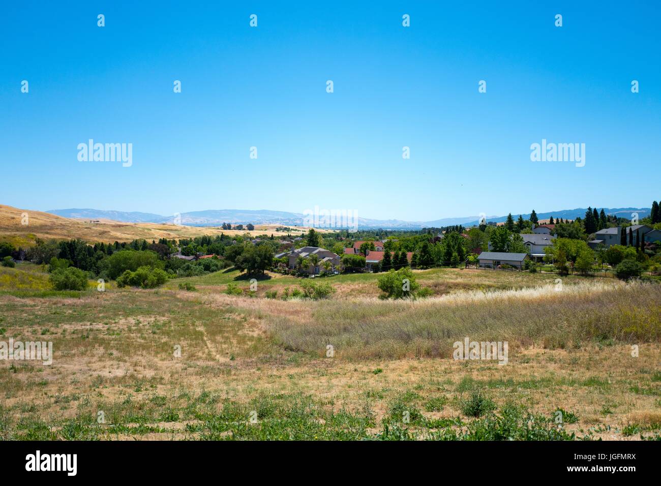Trockenrasen, neue Häuser und sanften Hügeln sind sichtbar in San Ramon Valley, Bestandteil der East Bay Teil der San Francisco Bay Area, San Ramon, Kalifornien, 4. Juni 2017. Stockfoto