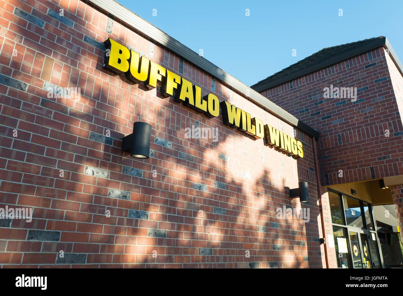 Beschilderung für Buffalo Wild Wings, Breitensport Bar und Chicken wings Restaurant in der Innenstadt von San Ramon, Kalifornien, 15. Juni 2017. Stockfoto