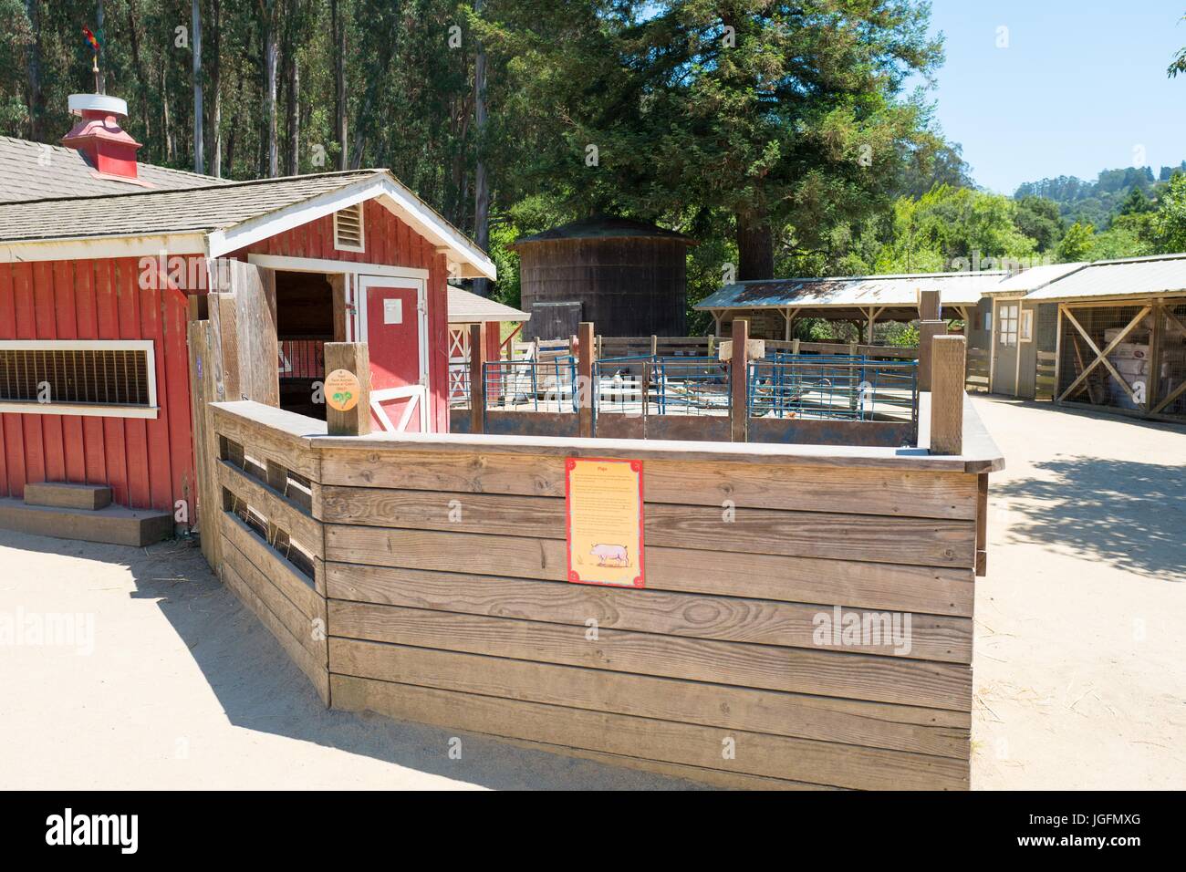 Rote Scheune auf der kleinen Farm in Tilden Regional Park, eine pädagogische Streichelzoo San Francisco über die Landwirtschaft, Berkeley, Kalifornien, 19. Juni 2017 unterrichten soll. Stockfoto